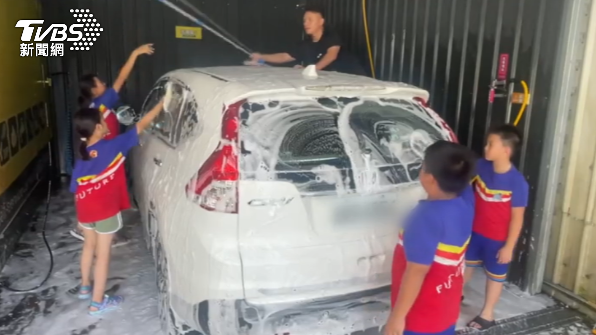 感動！屏東建國小學生挽袖洗車　助射箭隊出國比賽