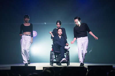 陶晶瑩坐輪椅登台原因曝光！　演出一半突粉絲丟內衣「直接掛在頭上」