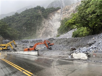 早安世界》豪雨致花蓮台鐵和仁崇德段遭土石淹沒 鐵路航空加班疏運