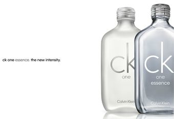 【Calvin Klein】CK One 中性香精向其經典香調DNA 致敬 現代極簡主義的首款性別包容的中性香水 90年代開創性的香氛轉變為新世代的精神標誌 /