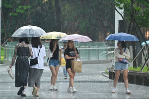 上班族看過來！豪大雨襲台　假勤薪資5情境全都露