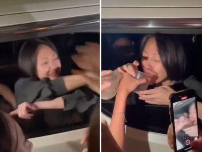 超瘋狂！小S現身信義圈「親民互動全被拍」　搖下車窗直接喝粉絲飲料