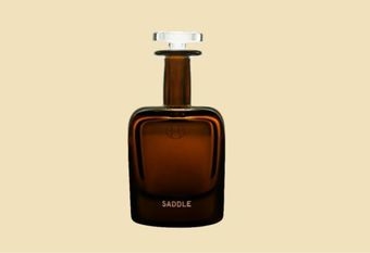 【Perfumer H】Perfumer H 於秋日之初全新上市 SADDLE 馬鞍淡香精 溫暖且不拘一格的清甜琥珀氣息，在肌膚上展開如雕塑般具有層次感的嗅覺表現 /