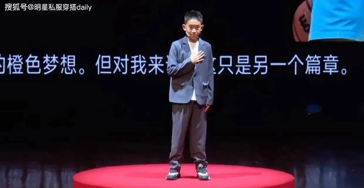 應採兒發Jasper全英文演講，“小孩兒哥”穿西裝搭白T真像陳小春