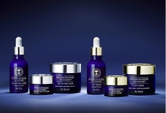 【Neal's Yard Remedies 尼爾氏香芬庭園】創新植萃科技、療癒精油配方,高效輕盈養膚! Neal's Yard Remedies 乳香臉部保養系列 升級新登場 /