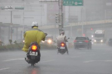 康芮快速遠離 暴風圈影響中部以北、馬祖 留意風雨巨浪