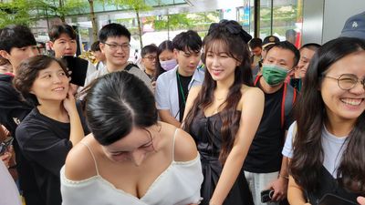 東區驚見南珉貞倒奶　安芝儇也爆乳助陣　粉絲暴動包圍